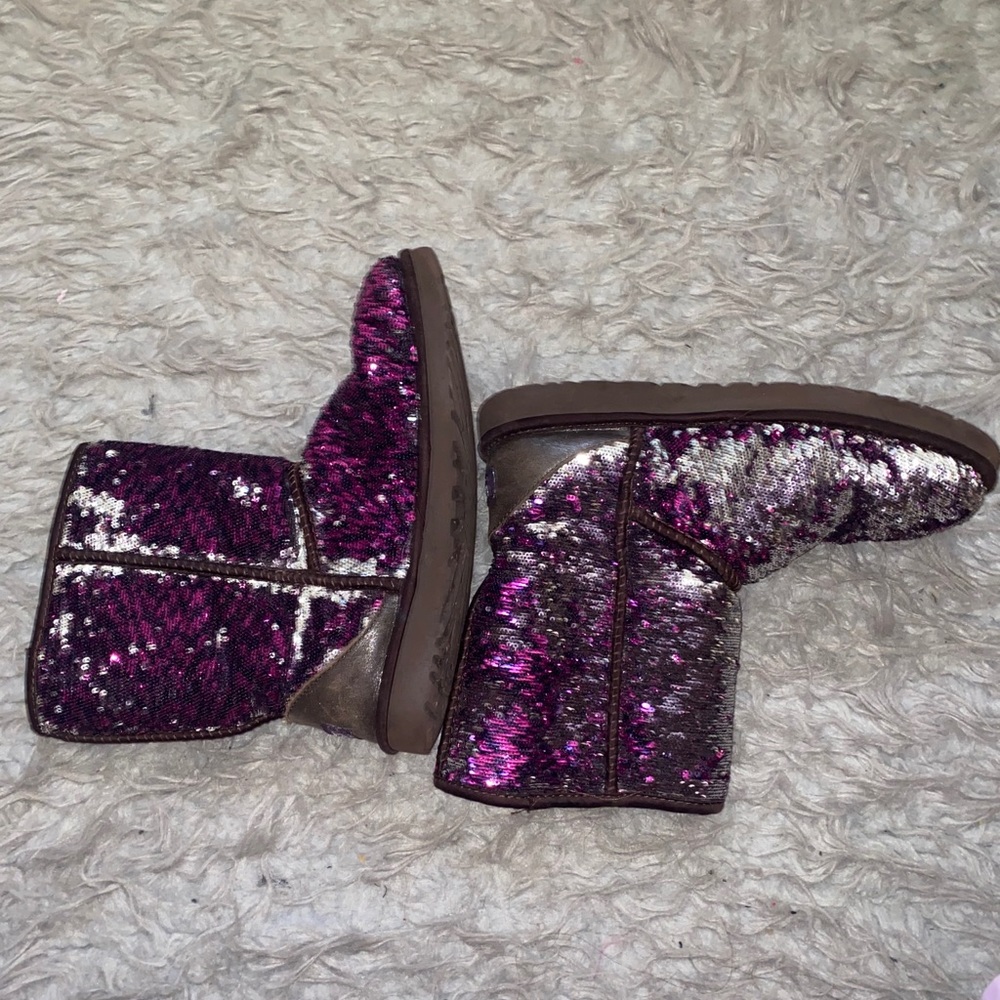 REVERSIBLE PINK SILVER UGGS